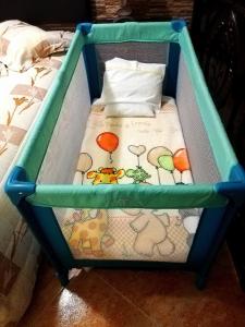 丰沙尔House Joel & Sónia的一张带床架的婴儿床,床上铺有蘑菇床单