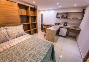 若昂佩索阿IMPERIAL TAMBAU Flat by PenareiaTurBr的酒店客房带一张床和一个厨房