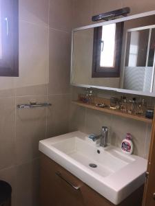 克里皮吉villa ATHINA的浴室设有白色水槽和镜子