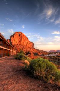 莫纽门特谷地古尔丁小屋酒店的沙漠中的山景与建筑