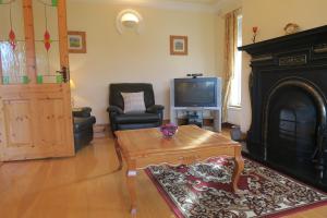 THISTLEDOWN - Ballina - Crossmolina - County Mayo - Sleeps 8 - Sister property to Inglewood的休息区