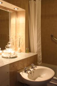 伊斯特布恩威尔明顿广场17号旅馆的一间带水槽、淋浴和镜子的浴室