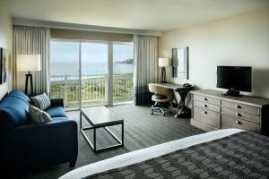 布鲁金斯Beachfront Inn的酒店客房设有一张床,享有海景。