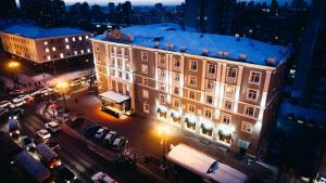 哈巴罗夫斯克阿穆尔酒店的城市街道上的一个大型建筑