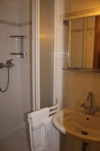 蒙特罗索阿尔马雷阿菲塔卡马雷莫尼卡酒店的一间带水槽和镜子的浴室