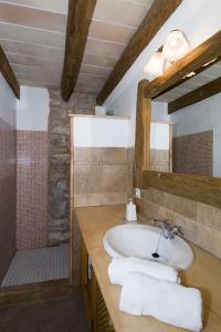 松马西亚Agroturismo Sa Vall的一间带水槽和淋浴的浴室