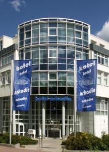 腓特烈斯多夫阿卡迪亚酒店的前面有蓝色标志的建筑