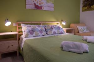 特拉尼My Room in Trani的一间卧室配有绿色的床和椅子