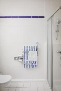 Schoneck劳尔酒店的白色的浴室,墙上挂着一条毛巾