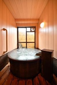 草津草津温泉旅馆的窗户客房内的大浴缸