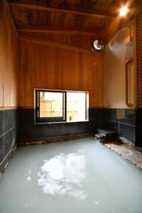 草津草津温泉旅馆的窗户房间里满是水