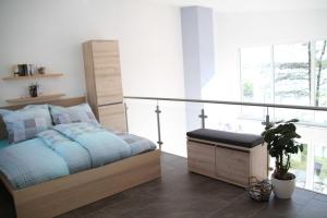 滨湖克拉科Ferienpark Kunterbunt的一间卧室设有一张床和一个大窗户