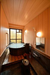草津草津温泉旅馆的一间带浴缸的浴室