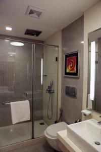孟买福特住宅酒店的带淋浴、卫生间和盥洗盆的浴室