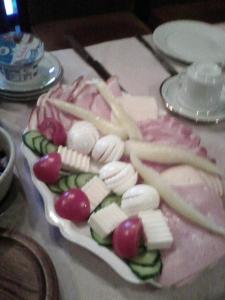圣安德烈科拉潘兹酒店的桌上的一盘奶酪和蔬菜