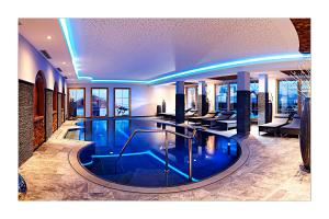 温特威尔德斯皮兹公寓酒店的蓝色灯光的酒店的大型游泳池
