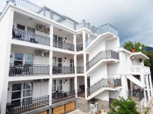 苏托莫雷Apartmani "Nebo"的公寓大楼设有阳台和桌子。