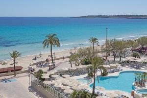 卡拉米洛萨拜娜酒店的从度假村的阳台上可欣赏到海滩景色