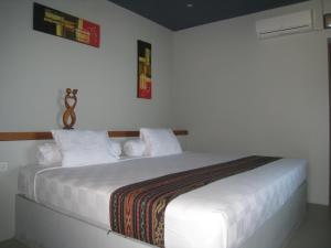 圣吉吉阿尔贝托咖啡家庭旅馆的卧室配有白色的床单和枕头