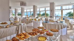 里乔内阿贝尼珥酒店的自助餐,包括面包和糕点