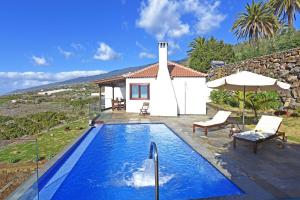 蒂哈拉费Villa Vista Mar的一座带游泳池和房子的别墅