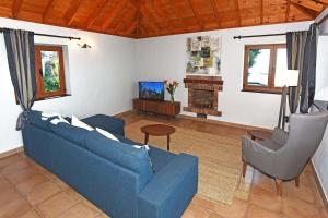 蒂哈拉费Villa Vista Mar的客厅配有蓝色的沙发和电视
