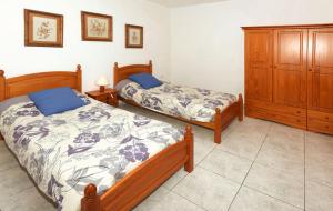蒂哈拉费Casa Amagar的一间带两张床和梳妆台的卧室