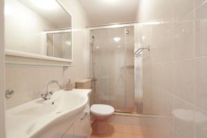 斯拉诺Apartments Nine Slano的浴室配有卫生间、盥洗盆和淋浴。