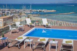 埃尔阿雷纳尔哇啦海滩酒店的一个带游泳池和椅子的度假胜地和大海