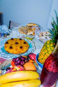 希拉Piana delle Galee的一张桌子上面有很多不同类型的水果