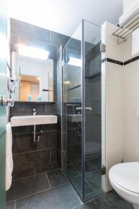 赞丹巴斯滕赞丹酒店的带淋浴、盥洗盆和卫生间的浴室