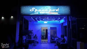 新加坡斯拜斯博德@卡姆旅舍的一间暗色 ⁇ 虹灯的餐厅