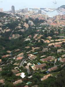 拉蒂尔比耶Monte Carlo View and Spa的城市的空中景观,建筑和树木