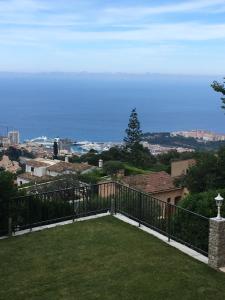 拉蒂尔比耶Monte Carlo View and Spa的阳台享有海景。