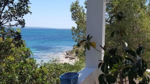 卡洛福泰Villa Biancaluna的以及享有海滩景致的私人阳台。