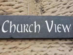 TownhillChurchview的石墙上教堂景色的标志