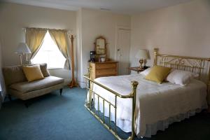 塞伦塞勒姆酒店的卧室配有床、椅子和窗户。