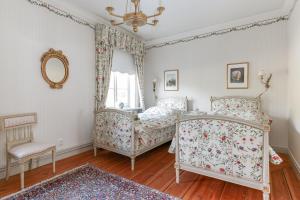 维默比Storebro Herrgård的一间卧室配有两张床和镜子