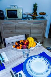 希拉Piana delle Galee的盘子里放一碗水果的桌子