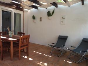 圣卡特琳娜迪纳德La Casa di Adi的一间带木桌和椅子的用餐室