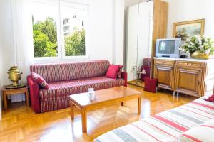 雅典Chalandri Home Away的客厅配有两张沙发和一台电视机