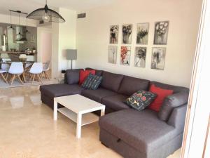 Apartamento Guadalmina - Golf & Playa - Marbella的休息区