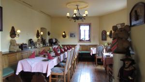 黑姆斯多夫Hotel Zum Schwarzen Bär的一间设有桌子的用餐室和墙上的泰迪熊
