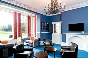坎特伯雷坎特伯雷YHA酒店的客厅设有蓝色的墙壁和壁炉。