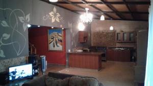 塞罗阿苏尔Casa Grande Retiro para grupos的带沙发和电视的客厅