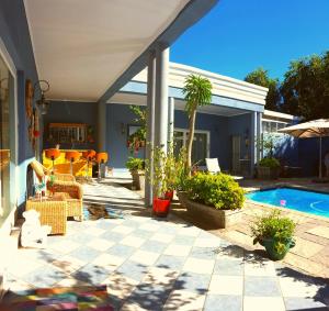 弗朗斯胡克1AA Wilhelmina Luxury Suites的房屋设有一座带游泳池的庭院