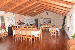 AreponapuchiCabañas Los Portales Barrancas del Cobre的一间带桌椅的用餐室