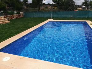 奥萨德蒙铁尔El Retiro de Cervantes的庭院里的一个蓝色海水游泳池