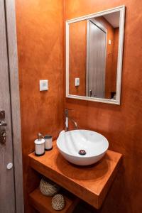 雅典Acropolis Koukaki Newly Renovated 55sq.m Apartment的浴室设有白色水槽和镜子