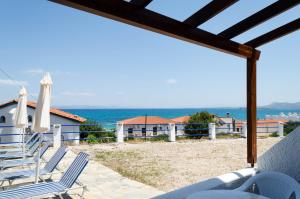 迈加洛丘里''The Boulas'' Rooms的别墅的庭院享有海滩美景。